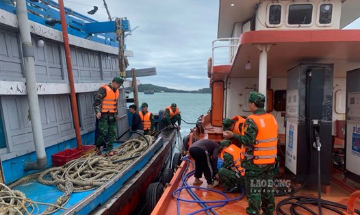 Cứu nạn 11 ngư dân gặp nạn trên vùng biển Cô Tô. Ảnh: Thu Báu