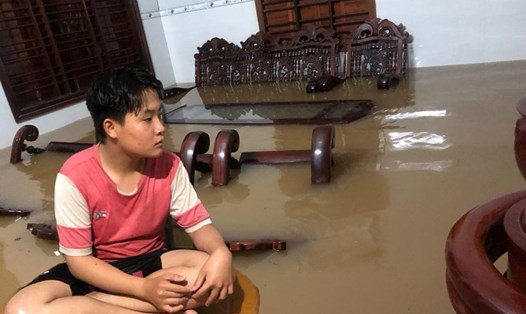 Mưa lớn ở Phú Yên, nhiều nhà dân bị ngập sâu trong nước.