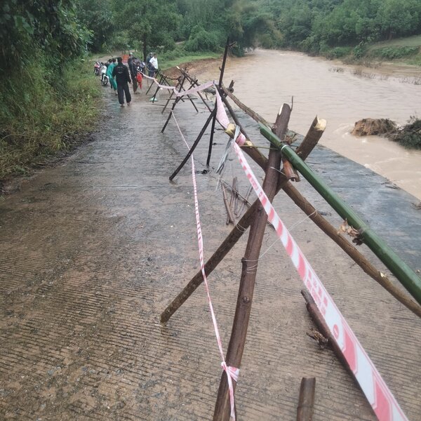 Tuyến đường từ thị trấn Di Lăng đi hồ chứa nước Nước Trong, đoạn qua xã Sơn Bao bị sạt lở nặng, lực lượng chức năng lập rào chắn, cảnh báo cho người tham gia giao thông. Ảnh: Nhâm Sỹ