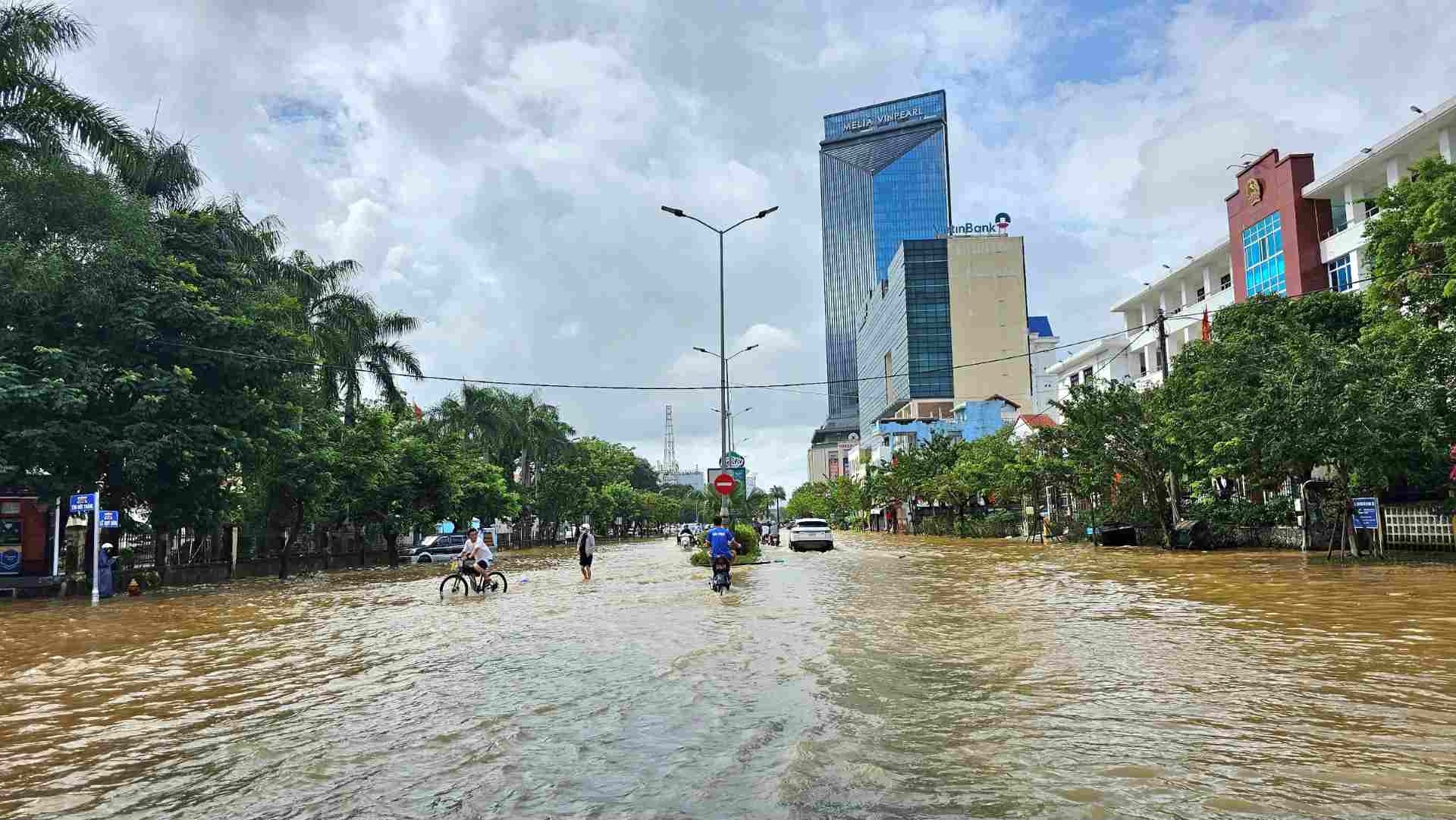 Mưa lớn kèm theo các hồ chứa xả lũ đã làm cho nhiều địa phương ở tỉnh Thừa Thiên Huế bị ngập sâu trong nước lũ trong những ngày 14, và 15. 11.