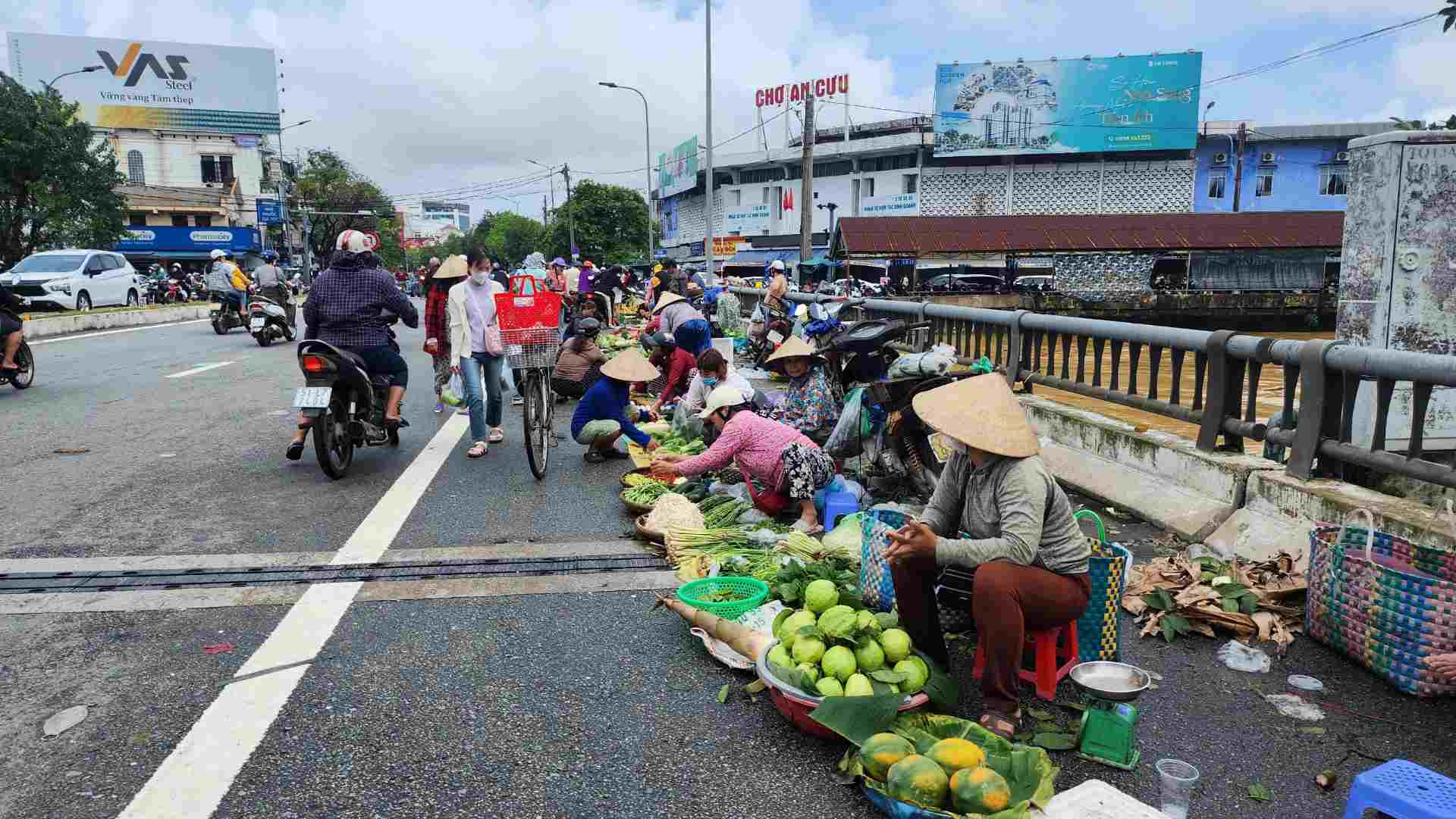 Chợ dân sinh trên cầu phục vụ nhu cầu của người dân. 