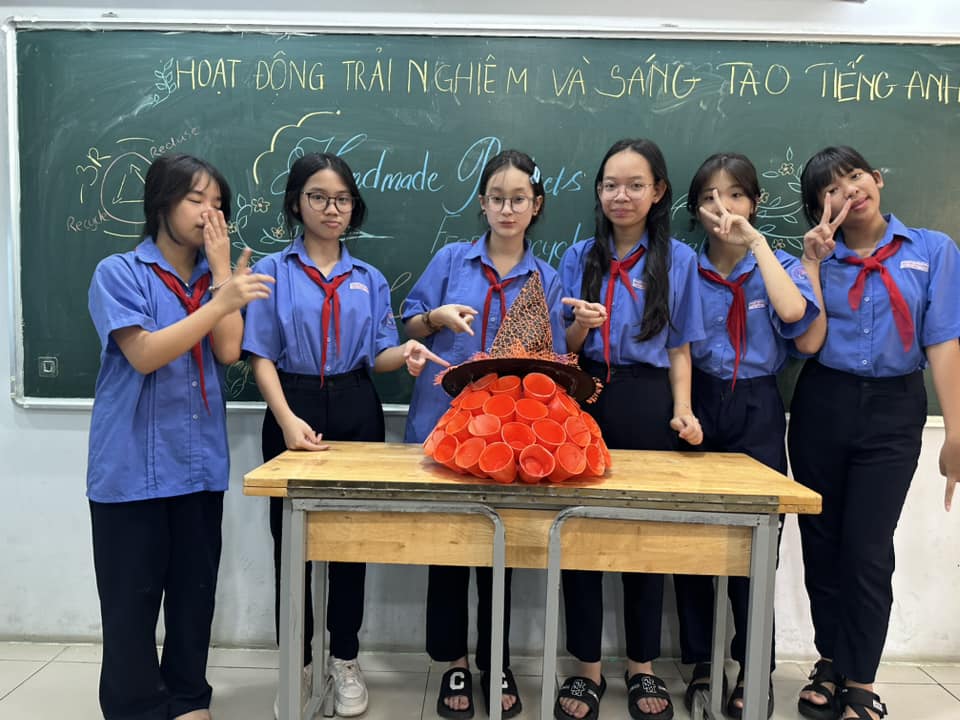 Các em học sinh trường THCS Nguyễn Văn Luông. Ảnh: Nhà trường