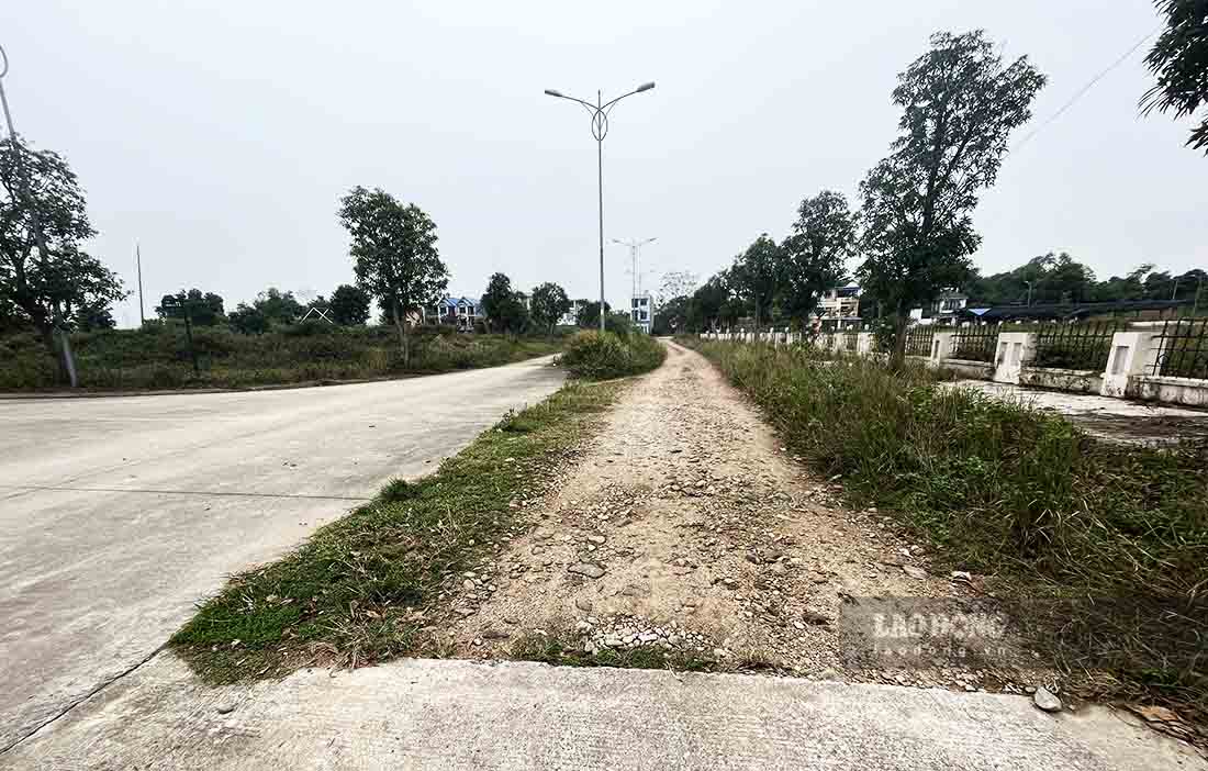 Đường giao thông kết nối khu đô thị Hồng Vũ với các phường khác chưa hoàn thiện rồi để dang dở nhiều năm. Ảnh: Nguyễn Tùng.