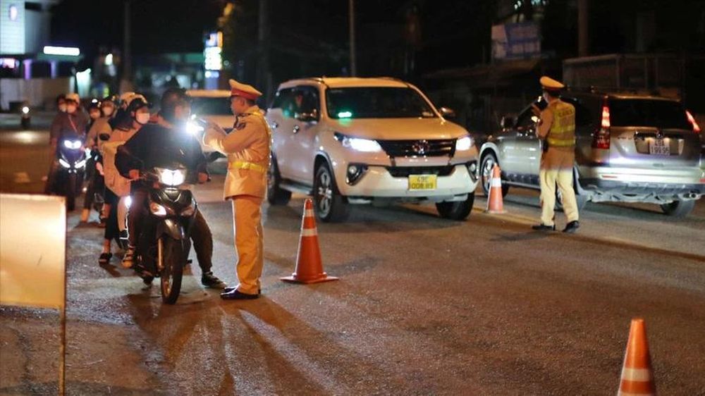 Công an Lâm Đồng xử lý hàng chục trường hợp vi phạm giao thông trong ngày đầu ra quân. Ảnh: Anh Tùng