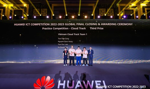 Đội sinh viên công nghệ Việt Nam xuất sắc giành giải ba cuộc thi Huawei ICT Competition 2022 – 2023 ở hạng mục cloud track. Ảnh: Khánh Linh