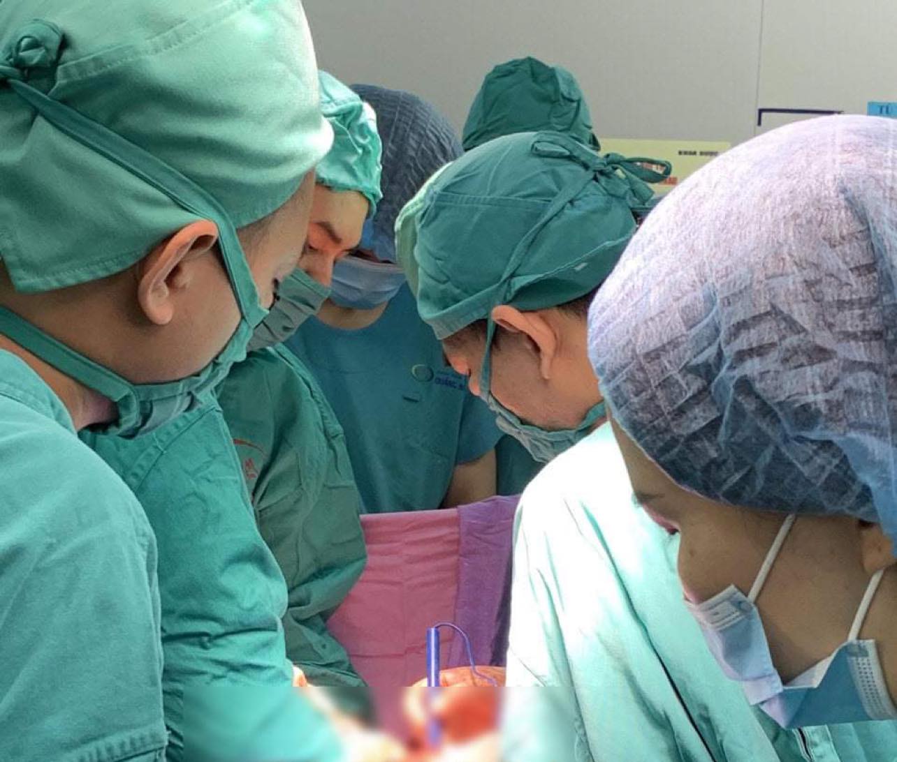 Các bác sĩ cứu sản phụ rau cài răng lược. Ảnh: BVCC