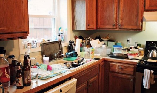 Bạn sẽ cảm thấy rất khó chịu khi căn bếp bừa bộn với nhiều vật dụng không cần thiết. Ảnh: Đặng Nhung