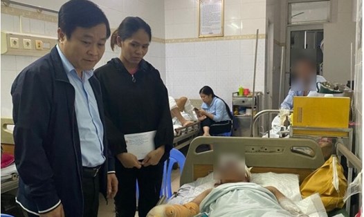 Ông Nguyễn Phúc Nhân - Chủ tịch Liên đoàn Lao động tỉnh Quảng Ngãi đã ra Hà Nội để thăm hỏi, động viên, hỗ trợ các công nhân đang nằm điều trị tại Bệnh viện Bỏng quốc gia. Ảnh: Liên đoàn Lao động tỉnh Quảng Ngãi