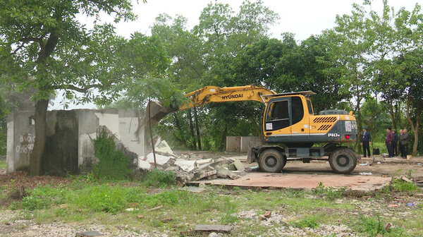 Lực lượng chức năng cưỡng chế công trình vi phạm tại xã Vĩnh Ngọc (huyện Đông Anh, Hà Nội). Ảnh: UBND huyện Đông Anh.