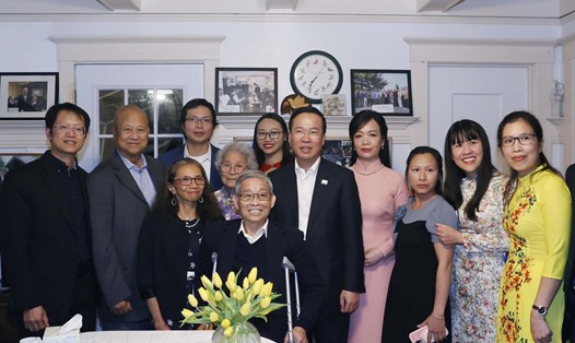 Chủ tịch nước Võ Văn Thưởng và Phu nhân tới thăm gia đình kiều bào Phạm Văn Tịch. Ảnh: TTXVN