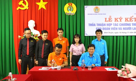 Ký kết Thỏa thuận hợp tác giữa LĐLĐ tỉnh Bình Thuận và Công ty cổ phần bán lẻ kỹ thuật số FPT để đoàn viên hưởng ưu đãi khi mua hàng. Ảnh: Duy Tuấn