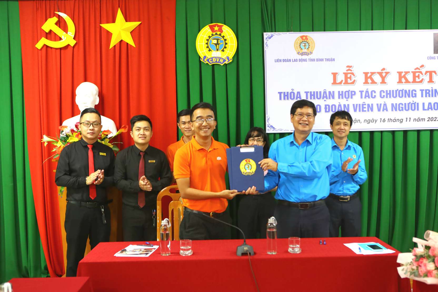 Hoàn tất ký kết Thoả thuận hợp tác giữa LĐLĐ tỉnh Bình Thuận và một công ty nhằm mang đến ưu đãi khi mua hàng. Ảnh: Duy Tuấn