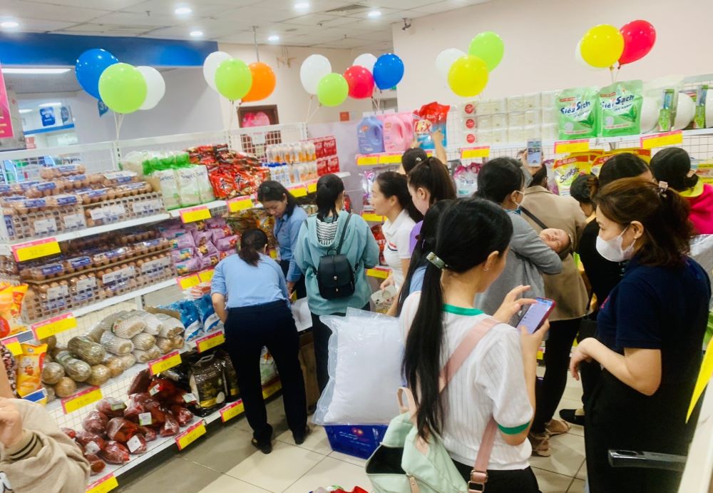 Chương trình “Co.opmart Phan Thiết đồng hành cùng công nhân, công chức và người lao động trong chi tiêu mua sắm” đã được tổ chức. Ảnh: Duy Tuấn