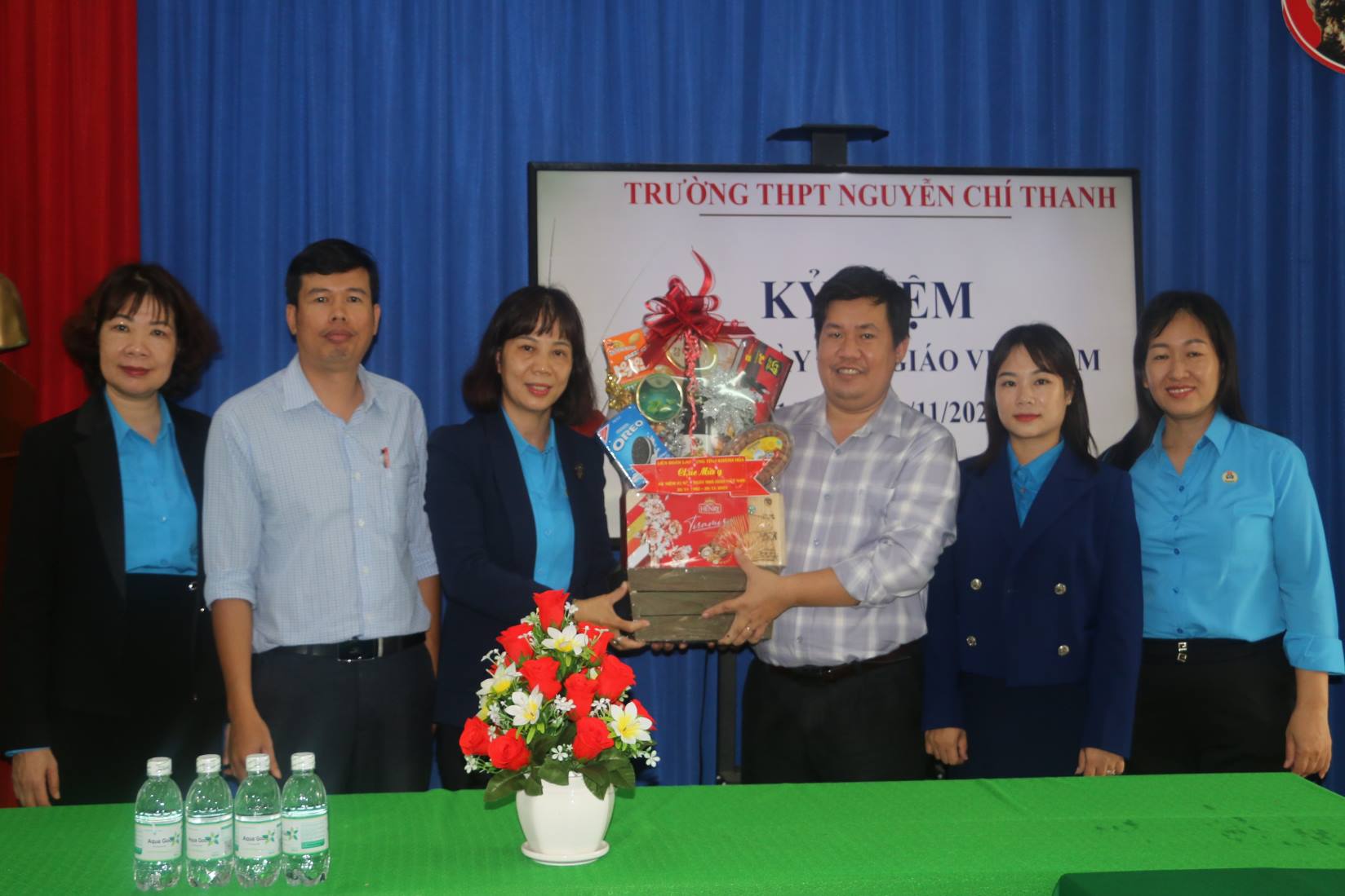 LĐLĐ tỉnh chúc mừng thầy cô giáo trường THPT Nguyễn Chí Thanh. Ảnh: Phương Linh