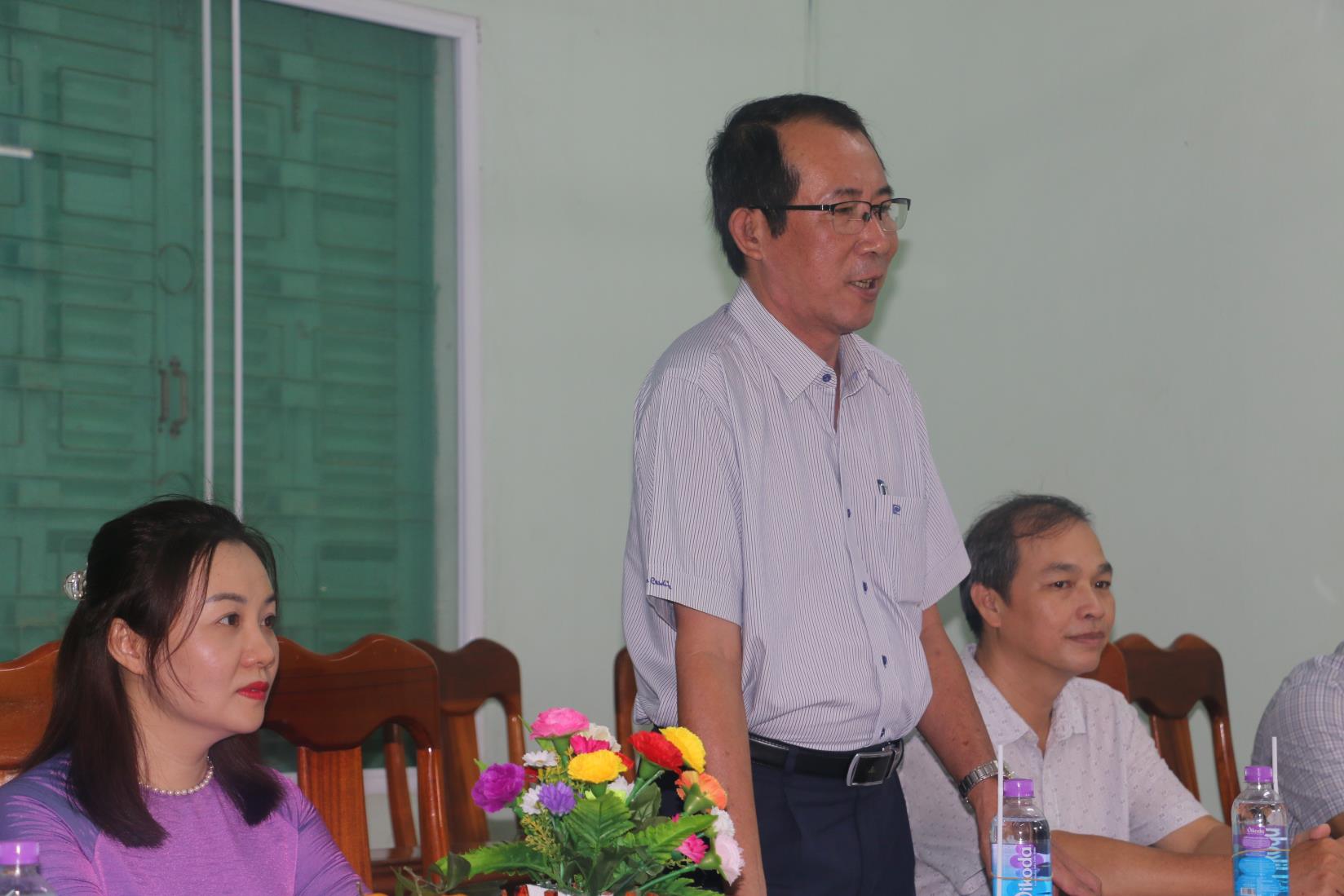 Lãnh đạo trường THPT Nguyễn Văn Trỗi cảm ơn sự quan tâm của công đoàn với cán bộ nhà giáo. Ảnh: Phương Linh