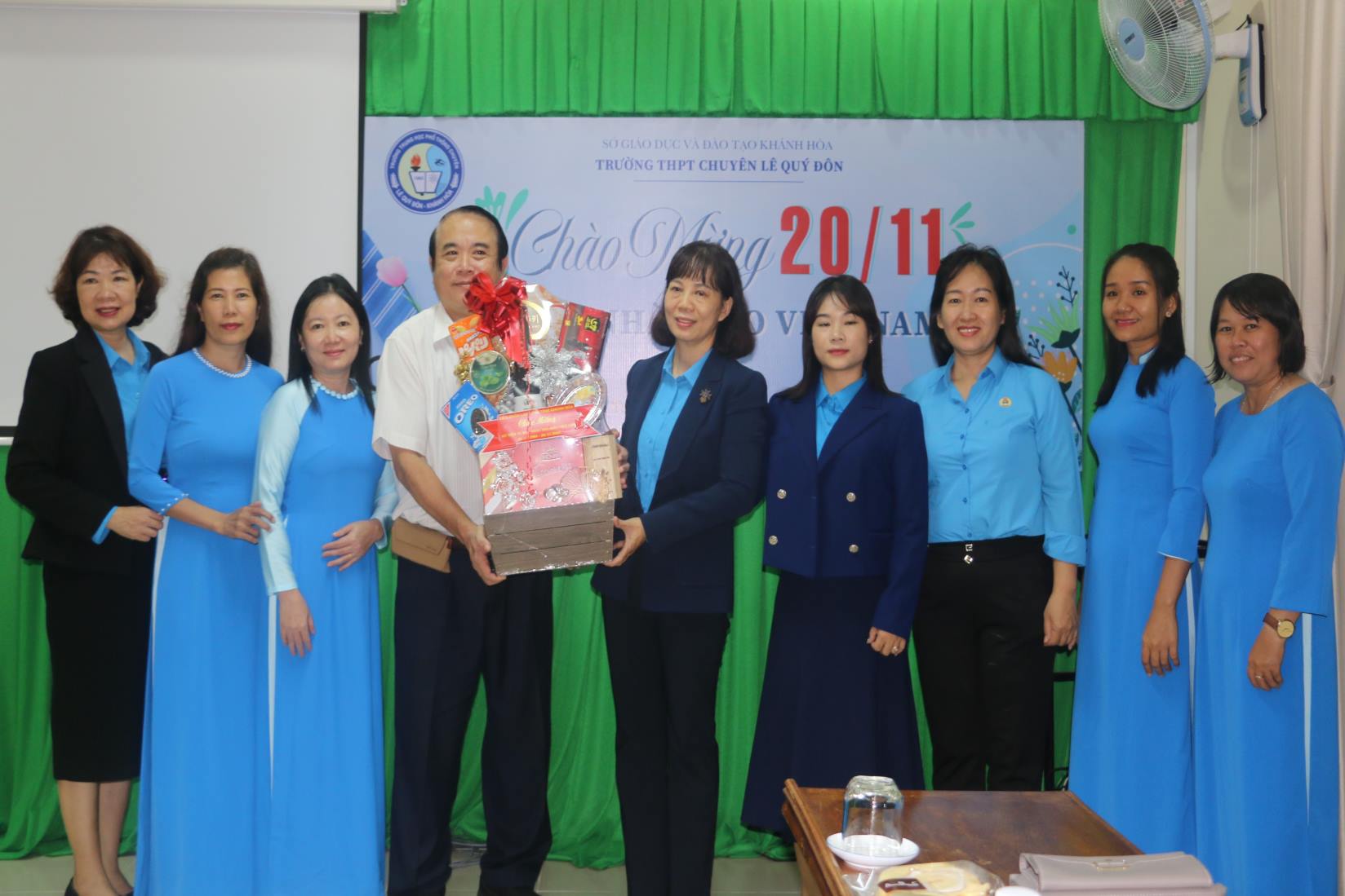 LĐLĐ tỉnh Khánh Hòa chúc mừng thầy cô giáo trường THPT  chuyên Lê Quý Đôn nhân kỉ niệm Ngày Nhà giáo Việt Nam. Ảnh: Phương Linh