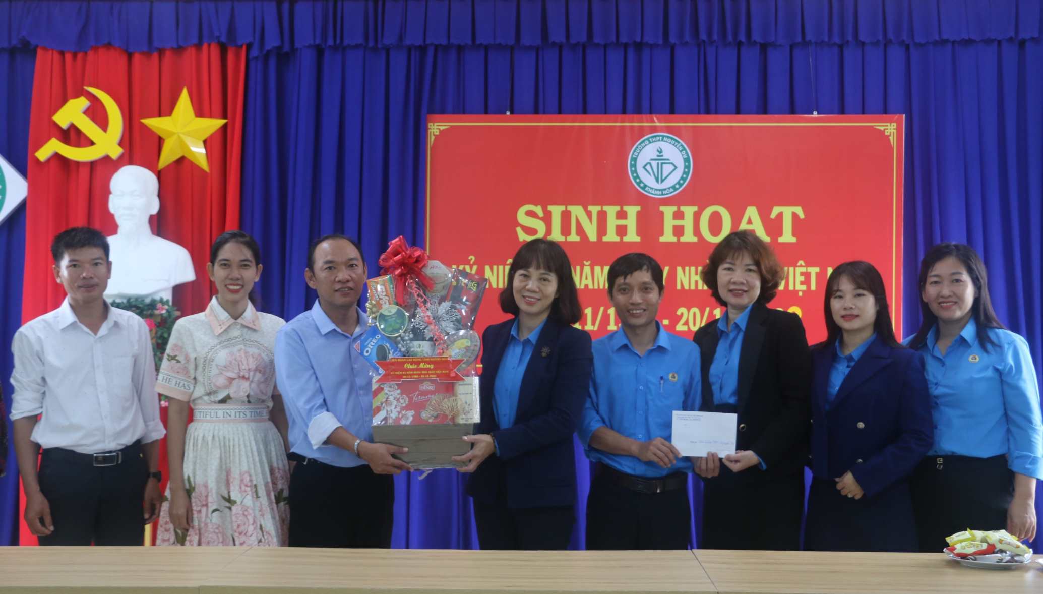 LĐLĐ tỉnh Khánh Hòa chúc mừng cán bộ nhà giáo trường THPT Nguyễn Du. Ảnh: Phương Linh