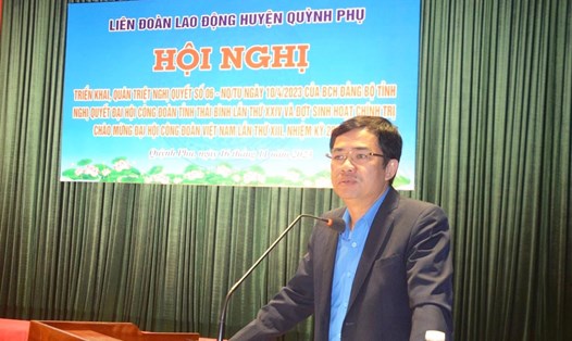 Ông Bùi Xuân Vinh - Chủ tịch LĐLĐ tỉnh Thái Bình triển khai các nội dung của Nghị quyết số 06/NQ-TU tại hội nghị. Ảnh: Bá Mạnh