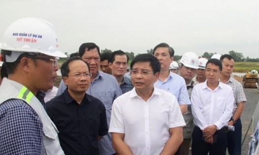 Bộ trưởng Bộ Giao thông Vận tải Nguyễn Văn Thắng kiểm tra tiến độ tại cao tốc Cần Thơ - Cà Mau đoạn qua tỉnh Bạc Liêu. Ảnh: Nhật Hồ