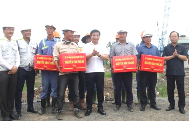 Bộ Trưởng Bộ Giao thông Vận tải Nguyễn Văn Thắng tặng quà cho các đơn vi thi công trên công trường cao tốc Cần Thơ - Cà Mau. Ảnh: Nhật Hồ