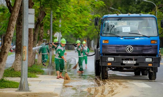 Công nhân vệ sinh môi trường vệ sinh, dọn dẹp bùn sau khi nước lũ rút. Ảnh: Lê Đình Hoàng.