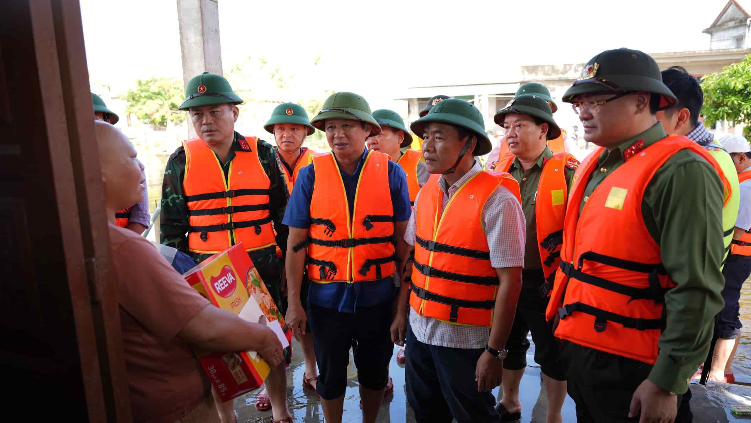 Lãnh đạo tỉnh Thừa Thiên Huế thăm hỏi người dân sau mưa lũ. Ảnh: Trần Hồng.