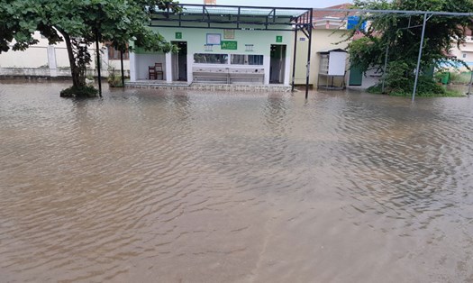Hàng nghìn học sinh ở Bình Định nghỉ học do mưa lũ.