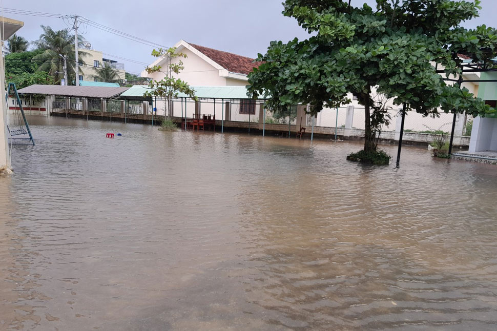 Nước ngập khuôn viên Trường Tiểu học số 3 Tuy Phước. Ảnh: Sở GD-ĐT Bình Định