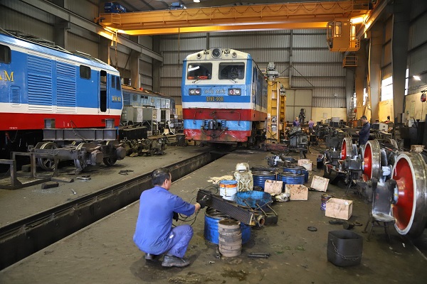 Theo đơn vị chức năng, đầu máy tàu hỏa thường xuyên được kiểm tra, sửa chữa. Ảnh: Hải Đăng