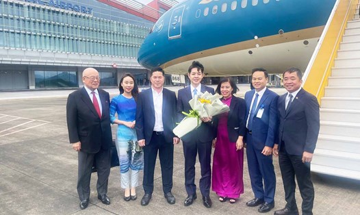 Lãnh đạo tỉnh tặng hoa chúc mừng đoàn đại biểu tỉnh Hokkaido (Nhật Bản). Ảnh: Cảng HKQT Vân Đồn