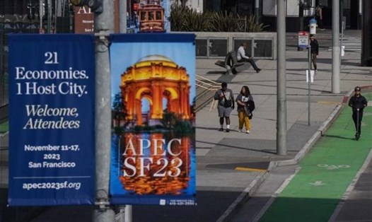 Biển quảng bá Tuần lễ Cấp cao APEC ở San Francisco, California, Mỹ, ngày 9.11.2023. Ảnh: AFP