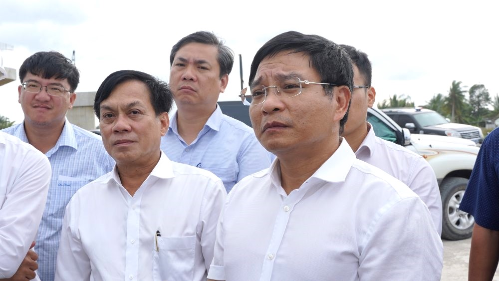 Về vấn đề trên, Bộ trưởng Nguyễn Văn Thắng – cho rằng, đoạn 200m vướng bãi rác phải gấp rút hoàn thành bàn giao mặt bằng. Nếu không kịp thì lùi lại để tách một dự án riêng.