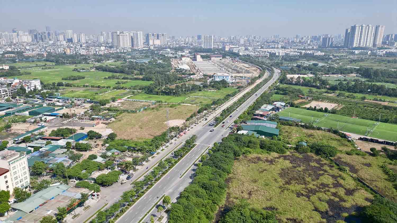 Tuyến đường Nguyễn Xiển - Xa La hay còn gọi là Đại lộ Chu Văn An đã được thông xe vào cuối tháng 1.2020 vừa qua sau 6 năm thi công. Tuyến đường có chiều dài 2,5km với điểm đầu giao với đường Vành đai 3 (đường Nguyễn Xiển), điểm cuối nối với đường 70.
