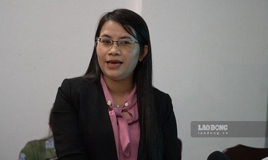 Bà Nguyễn Thị Hồng Linh - Phó chủ tịch UBND TP Rạch Giá - thông tin vụ việc với báo chí. Ảnh: Nguyên Anh