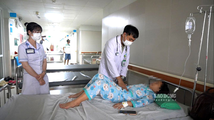 1 số trường hợp học sinh còn nằm theo dõi thêm ở bệnh viện Sản nhi Kiên Giang. Ảnh: Nguyên Anh