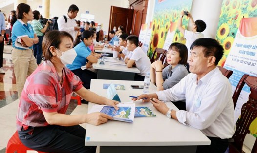 Các doanh nghiệp trên địa bàn tỉnh Ninh Bình tham gia tuyển dụng lao động tại các phiên giao dịch việc làm. Ảnh: Diệu Anh