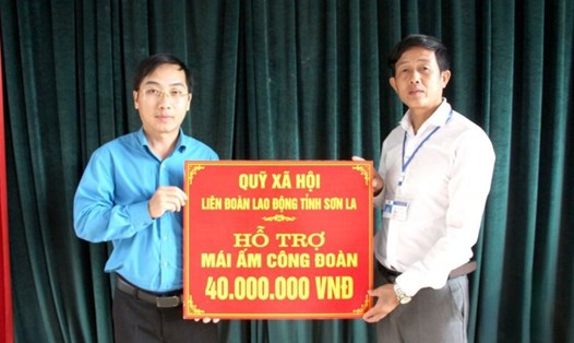 Lãnh đạo LĐLĐ tỉnh trao tiền hỗ trợ cho anh Lò Văn Chung. Ảnh: Minh Nguyễn
