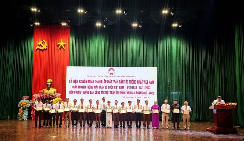 Tại buổi hợp mặt 37 cá nhân được UB Trung ương MTTQ Việt Nam tặng kỷ niệm chương vì sự nghiệp đại đoàn kết dân tộc. Ảnh: Hoàng Lộc