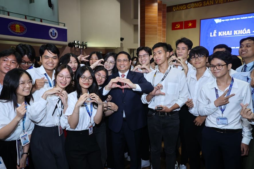 Thủ tướng Phạm Minh Chính giao lưu, chia sẻ nhiều vấn đề thời sự, cũng như các vấn đề đang được thế hệ trẻ quan tâm với các sinh viên ĐHQG TPHCM - Ảnh: VGP/Nhật Bắc 