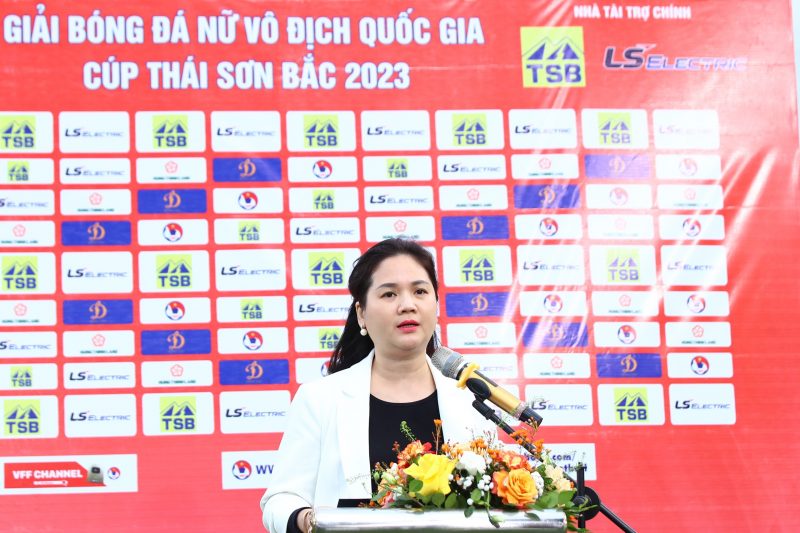 Bà Nguyễn Thanh Hà – Phó Tổng Thư ký VFF, Trưởng Ban tổ chức phát biểu tuyên bố khai mạc giải bóng đá nữ vô địch quốc gia. Ảnh: VFF  