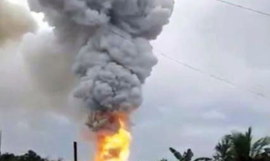 Từ rất xa đã nhìn thấy cột khói bốc lên tại một nhà kho thủy sản phường 7, thành phố Cà Mau, tỉnh Cà Mau. Ảnh: Nhật Hồ