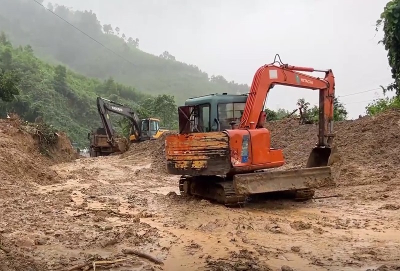 Lượng đất đá bị sạt lở lên đến hàng nghìn mét khối đất đá khiến công tác khắc phục mất nhiều thời gian. Ảnh: Sở GTVT Quảng Nam.