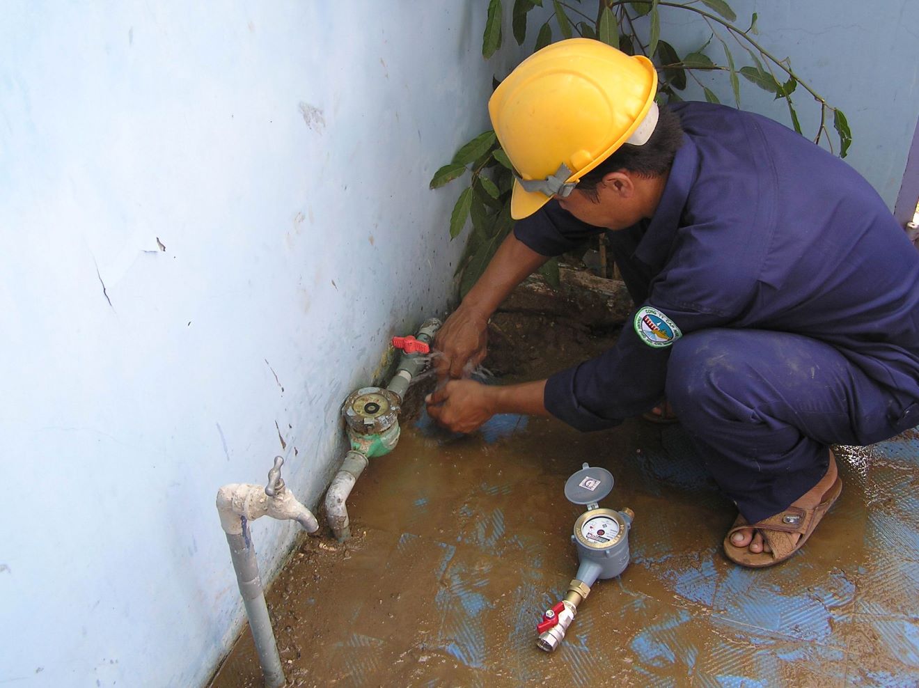 Lắp đặt đồng hồ để làm cơ sở tính tiền nước sạch tại TPHCM. Ảnh: Huyền Trân