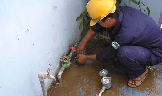 Lắp đặt đồng hồ để làm cơ sở tính tiền nước sạch tại TPHCM. Ảnh: Huyền Trân