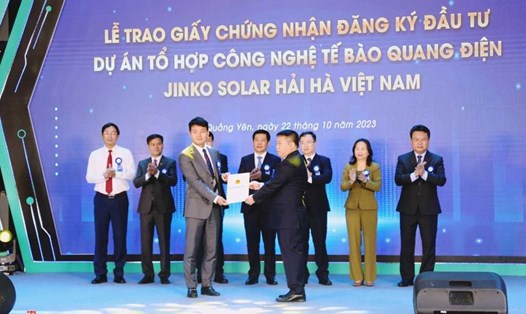 UBND tỉnh Quảng Ninh trao giấy chứng nhận đăng ký đầu tư Dự án Tổ hợp công nghệ tế bào quang điện Jinko Solar Hải Hà Việt Nam cho Công ty TNHH Công nghiệp Jinko Solar Việt Nam. Ảnh: BQN