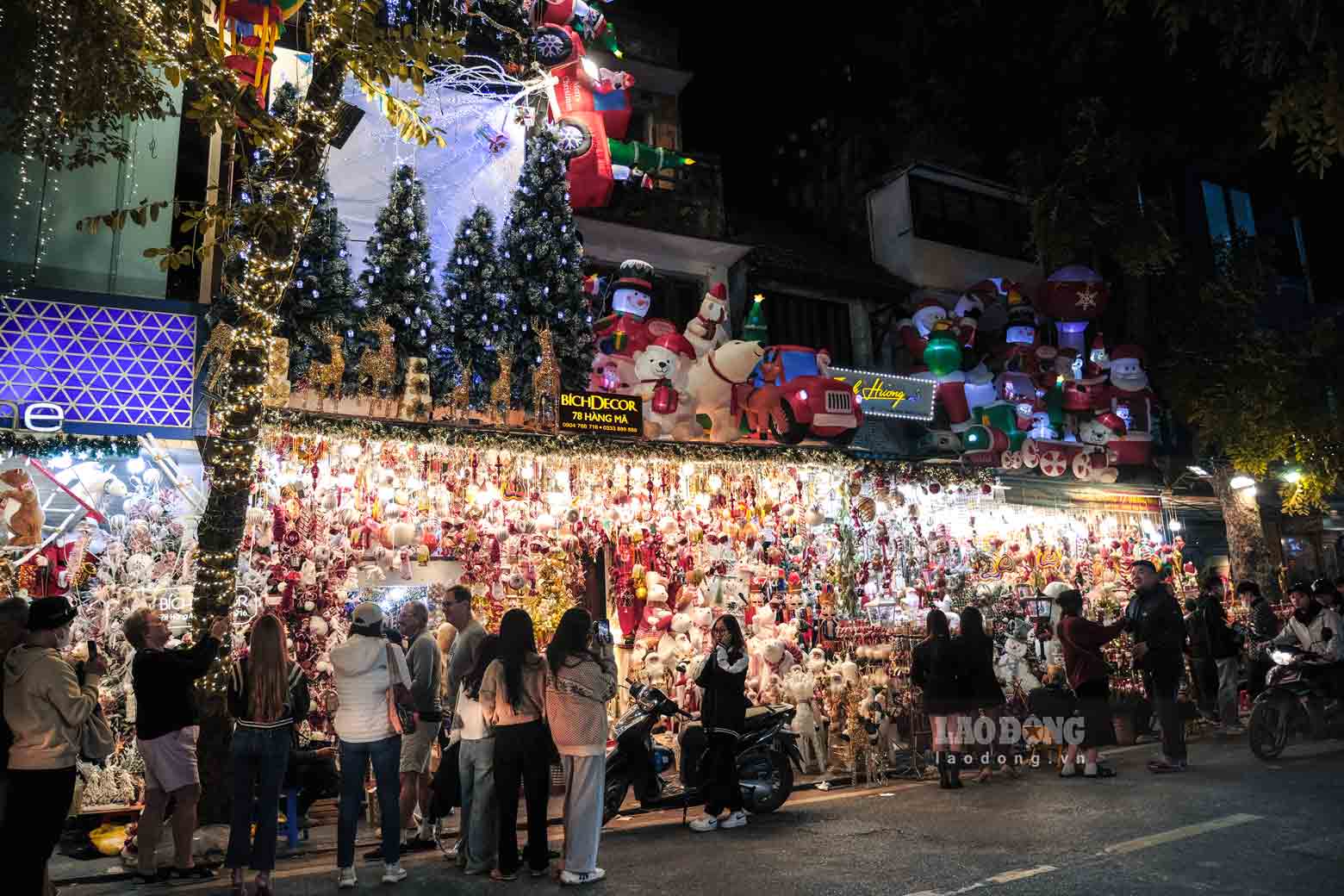  Cửa hàng Bích decor nằm ở đầu phố Hàng Mã, thu hút nhiều nhất các bạn trẻ bởi sự độc lạ và đa dạng các những mặt hàng trang trí Giáng sinh mỗi năm.