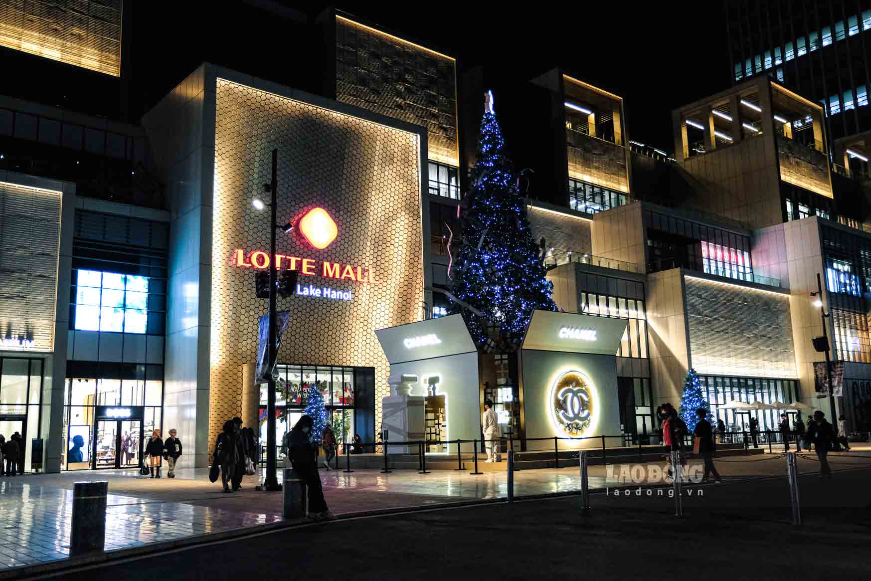 Tại Lotte mall Tây Hồ đã trang trí Giáng sinh sớm nhất tại Hà Nội. Cây thông được trưng bày nổi bật ngay trước sảnh toà nhà thu hút tất cả du khách khi tới đây mua sắm.