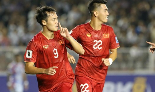 Nguyễn Văn Toàn (số 9) ghi bàn trong trận tuyển Việt Nam gặp tuyển Philippines. Ảnh: VFF