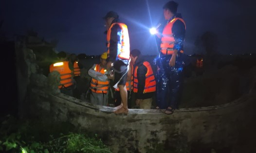 Lực lượng chức năng tổ chức hỗ trợ, đưa những người bị lật thuyền đến vị trí an toàn. Ảnh: Chỉ huy Ban CHQS thị xã Hương Trà