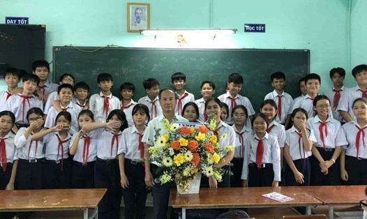 Học sinh lớp 7/1 Trường THCS Trịnh Phong tặng hoa cho thầy nhân ngày Nhà giáo Việt Nam 20.11.